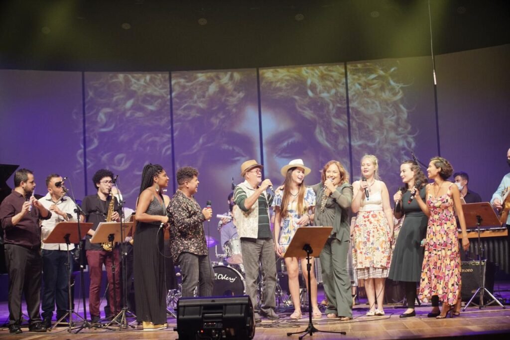 Jane Duboc canta a Elza Soares, camina por la samba y comparte el escenario con los estudiantes de FEmusc