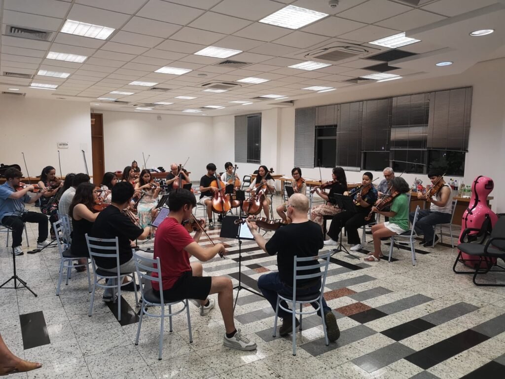 FEMUSC students and teachers gather to celebrate the completion of classes