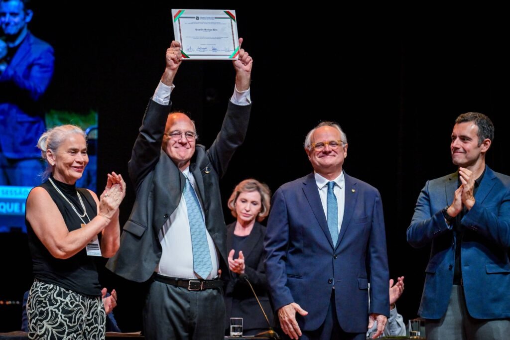 Alesc concede título de “Cidadão Catarinense” ao maestro Alex Klein, criador do FEMUSC, durante programação desta segunda, 19 